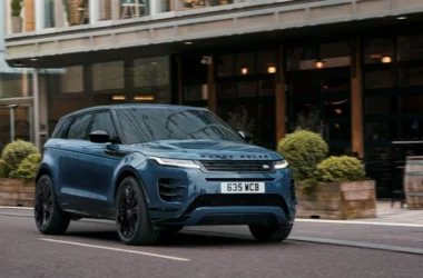 文字】 圖01 : 2026 年式 Range Rover Evoque 車系正式上市，並推出「都會魅影版」全新車型，為穿梭都會與兼具生活品味的理想提供最佳選擇。