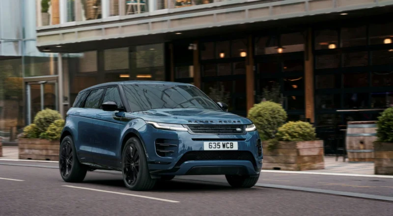文字】 圖01 : 2026 年式 Range Rover Evoque 車系正式上市，並推出「都會魅影版」全新車型，為穿梭都會與兼具生活品味的理想提供最佳選擇。