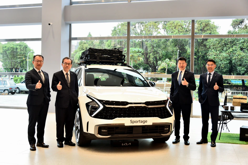 The Sportage Adventure Edition 同步登場亮相，台灣森那美起亞團隊(由右至左)總裁李昌益、董事長劉家輝、總經理江志成與慶順汽車總經理張新威(左2)共同出席站台。