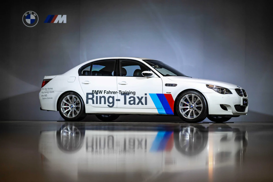 發表會現場復刻經典BMW M5 Ring Taxi，致敬永遠的THE Queen of NurburgringSabina Schmitz