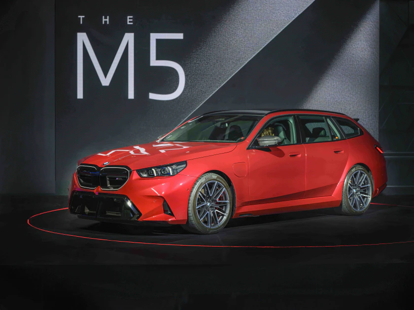 全新世代BMW M5寬闊的輪拱及醒目的側裙造型，格外突顯車身肌肉張力線條。