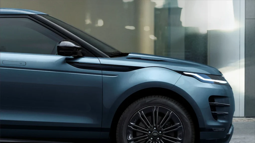 Range Rover Evoque 都會魅影版搭配黑色外觀風格套件與升級尺寸的亮澤黑色輪圈，型塑更為現代奢華的外觀風格車款。

