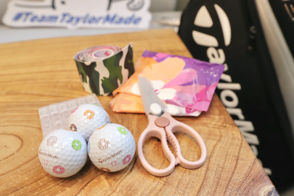 郭艾榛分享下場必備幸運小物－TaylorMade TP5x pix甜甜圈球、肌肉貼、剪刀、人工淚液、衛生棉