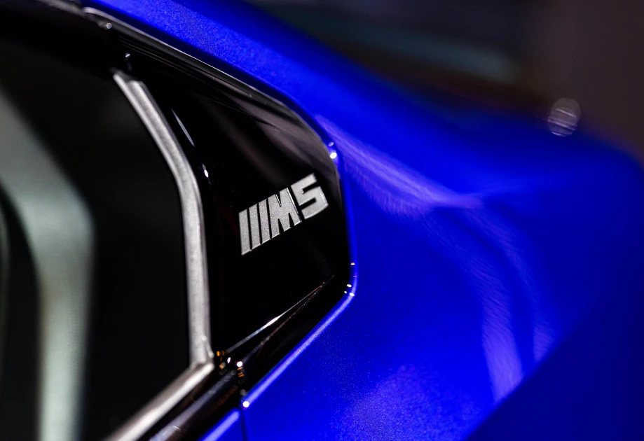 C柱Hofmeister Kink窗框折角處鑲嵌的專屬「M5」徽飾，搭配大面積車身同色烤漆塗裝，成為全新世代BMW M5 Sedan車型的專屬識別象徵。