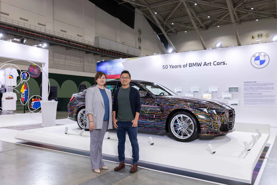BMW 總代理汎德特別邀請台灣知名當代藝術家翁明哲先生，運用其獨具特色的「刮刀美學」與「壓克力拋灑技法」，將顏料轉化為充滿動態張力與節奏感的視覺語彙。以 BMW M3 Competition 為創作畫布，透過奔放筆觸描繪速度的律動，巧妙融入「旅途風景」的隱藏彩蛋，不僅為BMW M 精神注入全新詮釋，更是向 BMW Art Cars 50 週年經典精神致敬的象徵