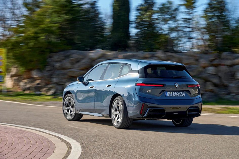 全新BMW iX不僅在外觀上與內裝設計全面進化，開展純出電旗艦的領袖風範，此次更於動力系統導入先進的碳化閃電器技術，大幅優化電能轉換效率，帶來更強勁的動力輸出與更遠距離的里程里程，最高里程7 01公里