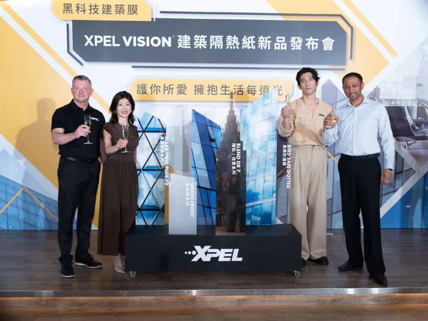 XPEL長官（由左至右）亞太區副總裁Chris West ，XPEL 亞太區董事總經理 卜怡君，愛家型男修杰楷，與XPEL VISION建築膜事業部總監 Harry Rahman 於舞台上合影，宣告XPEL VISION建築膜正式在台上市，象徵品牌跨足建築領域。