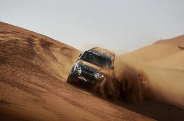 迎接 2026 年達卡拉力賽與世界拉力錦標賽 (W2RC)，全新命名的 Defender Dakar D7X-R拉力競賽車輛已展開原型測試。