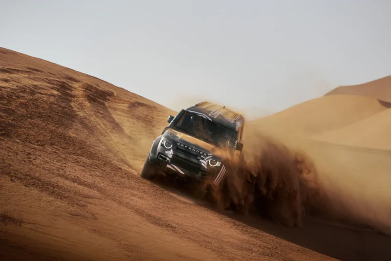 迎接 2026 年達卡拉力賽與世界拉力錦標賽 (W2RC)，全新命名的 Defender Dakar D7X-R拉力競賽車輛已展開原型測試。