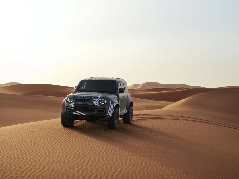 Defender Dakar D7X-R 原型車於撒哈拉沙漠進行測試，車身塗裝採用獨特的測試迷彩。