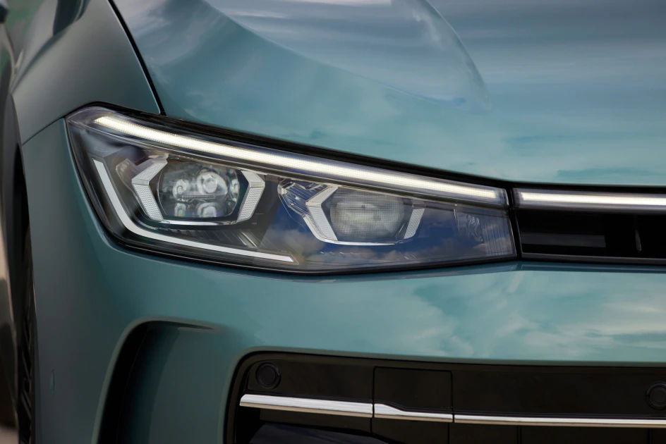 車頭標配Volkswagen一流燈光科技IQ.LIGHT：LED Matrix 矩陣式頭燈與水箱護罩連貫式 LED 定位燈，車尾嵌入LED 3D幾何序列式動態尾燈，加上流水前 / 後動態轉向指示燈，提高夜間行車安全之餘更是美觀又有極高辨識度