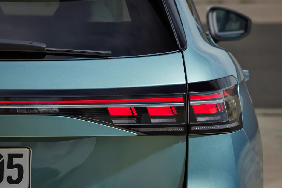 車頭標配Volkswagen一流燈光科技IQ.LIGHT：LED Matrix 矩陣式頭燈與水箱護罩連貫式 LED 定位燈，車尾嵌入LED 3D幾何序列式動態尾燈，加上流水前 / 後動態轉向指示燈，提高夜間行車安全之餘更是美觀又有極高辨識度