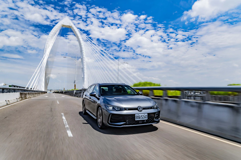 The all-new Passat搭載2.0L直列四汽缸TSI汽油渦輪增壓引擎，330 TSI車型能輸出最大馬力204ps、最大扭力32.6kgm，而R-Line以上車型不僅具有降低15mm運動化懸吊，透過Progressive Steering 動態齒比轉向輔助系統減少方向盤轉動次數至2.1圈，在變換車道、停車和轉彎時，提供更快速的反應與更精準的轉向。