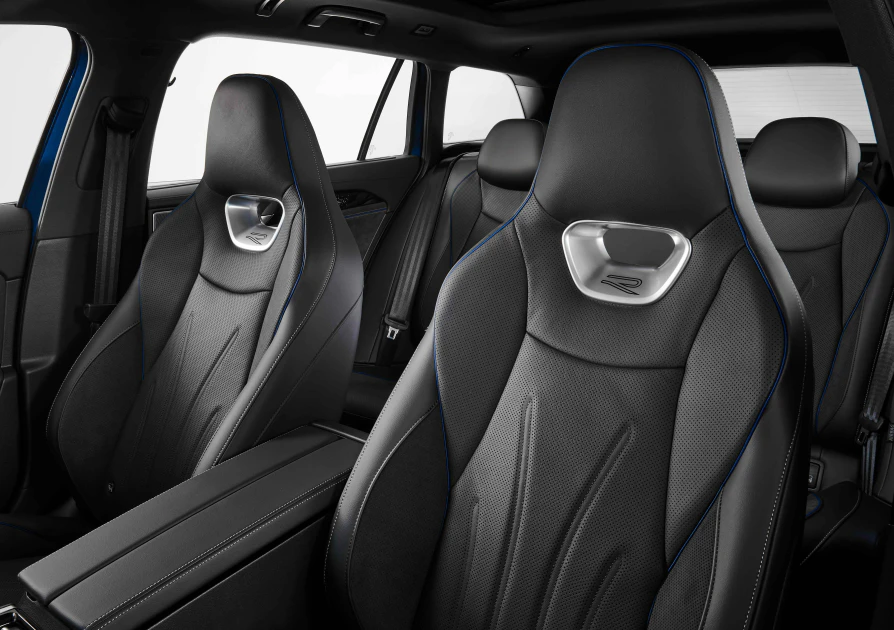 The all-new Passat 430 TSI R-Line Performance車型專屬的Puglia 植鞣真皮ergoActive 跑車運動型座椅。