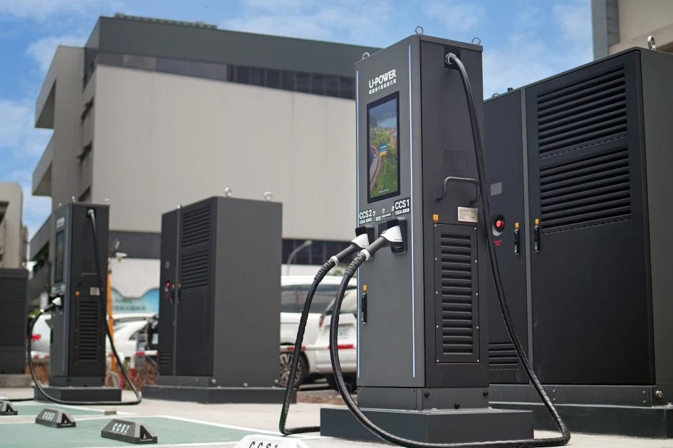 U-POWER 領先全臺導入 480kW 超高功率充電設備，搭配高功率液冷槍與靈活能源動態分配系統，理想狀態下能實現多車同步以原廠最高功率充電