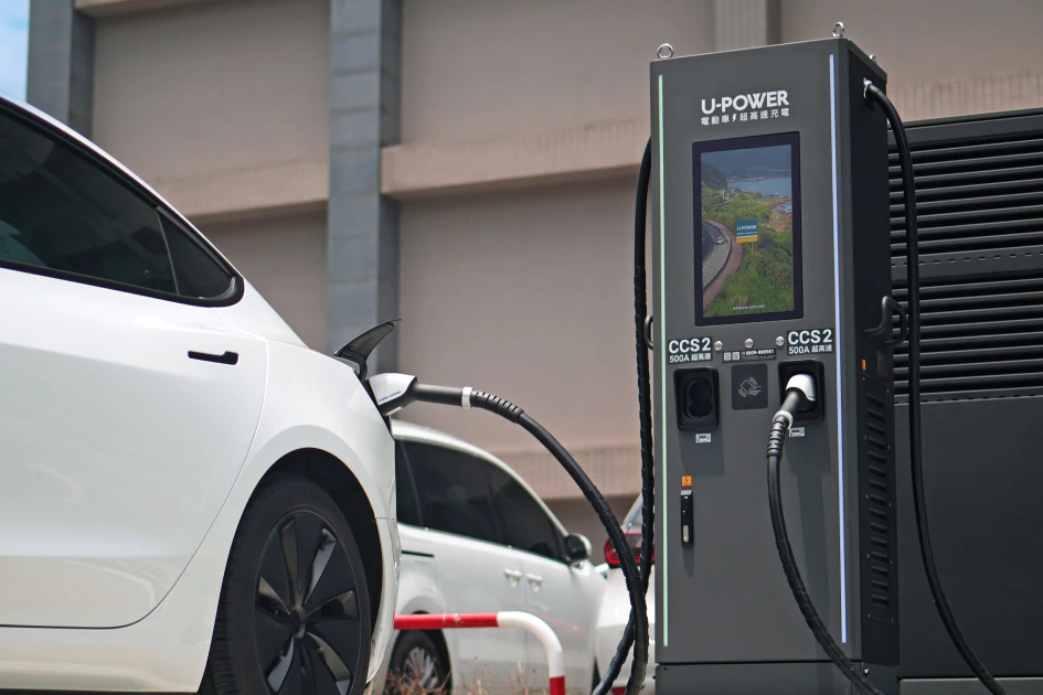 全新 480kW 超高功率充電設備搭載 21.5 吋超大觸控螢幕與直覺化介面，提供更清楚便利的使用體驗