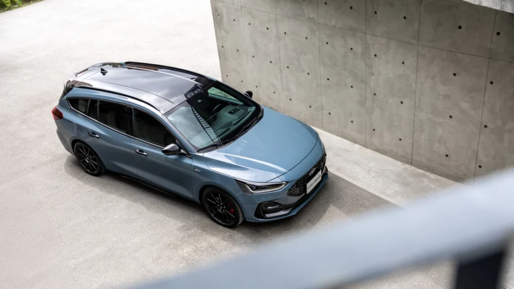 New Ford Focus Wagon紐柏林限定版搭載彰顯性能風格意涵的限量專屬套件，搭配18吋專屬黑化ST Edition 旋壓輕量性能鋁圈、專屬運動化跑車座椅與炫紅縫線設計，於裡於外皆可見其精鍊熱血之處。