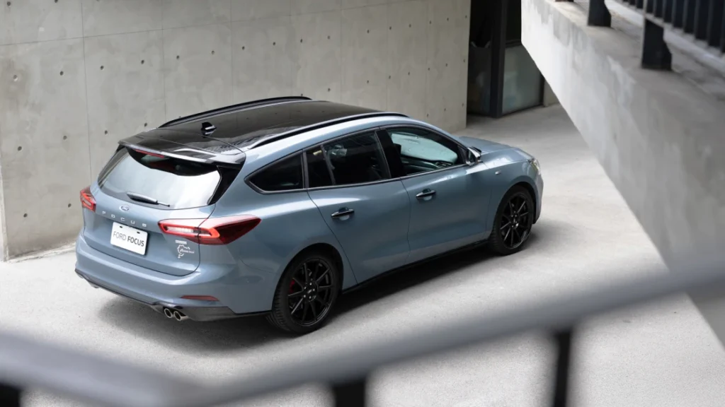 New Ford Focus Wagon紐柏林限定版搭載彰顯性能風格意涵的限量專屬套件，搭配18吋專屬黑化ST Edition 旋壓輕量性能鋁圈、專屬運動化跑車座椅與炫紅縫線設計，於裡於外皆可見其精鍊熱血之處。