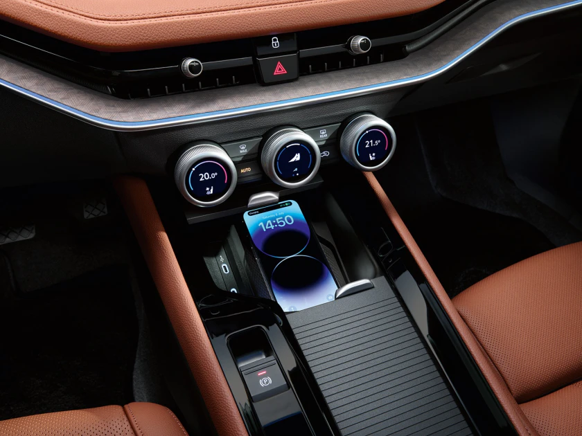  Škoda 獨家 Smart Dials 智慧旋鈕結合旋轉、觸控與顯示功能，直覺操作空調、座椅通風加熱與音量調整，無需分神即可掌控核心設定，兼顧科技感與行車安全。