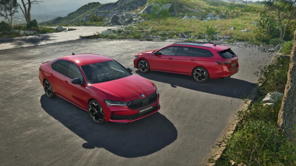 全新Superb SportPlus無論斜背或 Combi 車型，皆標配 SportLine 專屬外觀套件，包含葉子板銘牌、黑化水箱護罩、後視鏡蓋、前後保險桿飾條、側裙、窗框、大型黑色尾翼與車尾銘字，全面釋放視覺張力與運動氣息。