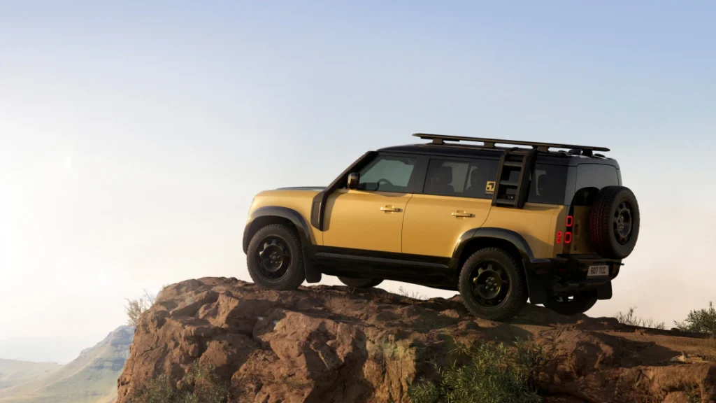全新 26 年式 Defender 110 Trophy Edition 限定版將以精心設計的探險規格登場，提供兩款傳承經典的主題配色選項，沙光深黃 (Deep Sandglow Yellow) 與凱西克綠 (Keswick Green)，歡慶 Defender 重啟全球探險挑戰。