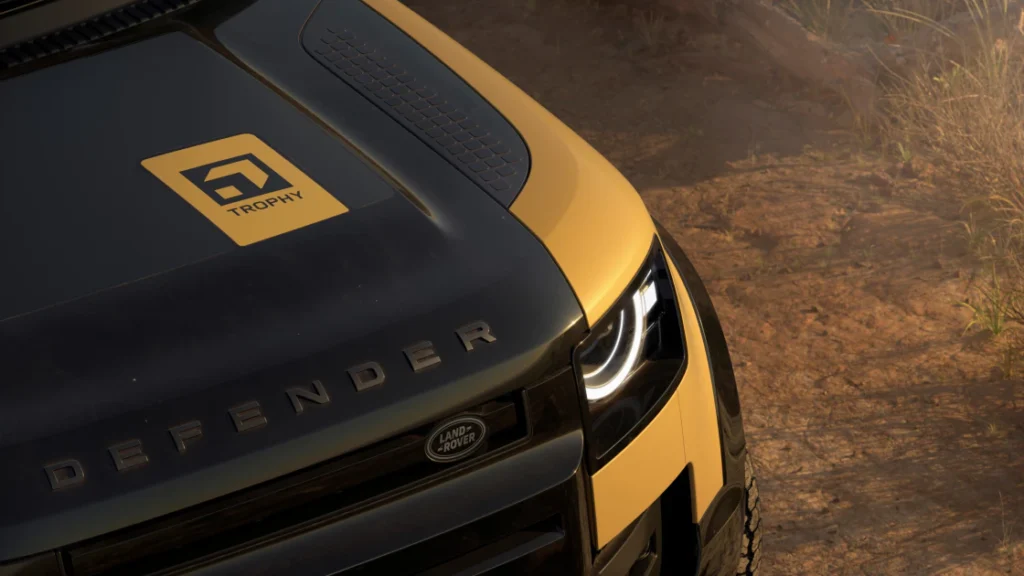 全新 26 年式 Defender 110 Trophy Edition 限定版將以精心設計的探險規格登場，提供兩款傳承經典的主題配色選項，沙光深黃 (Deep Sandglow Yellow) 與凱西克綠 (Keswick Green)，歡慶 Defender 重啟全球探險挑戰。