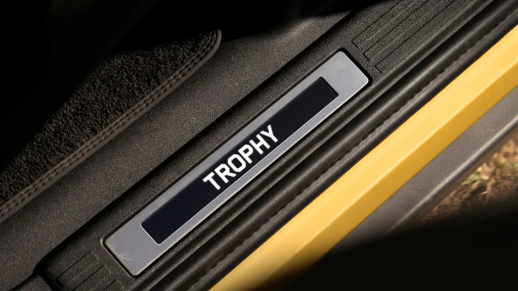 全新 26 年式 Defender 110 Trophy Edition 限定版將以精心設計的探險規格登場，提供兩款傳承經典的主題配色選項，沙光深黃 (Deep Sandglow Yellow) 與凱西克綠 (Keswick Green)，歡慶 Defender 重啟全球探險挑戰。