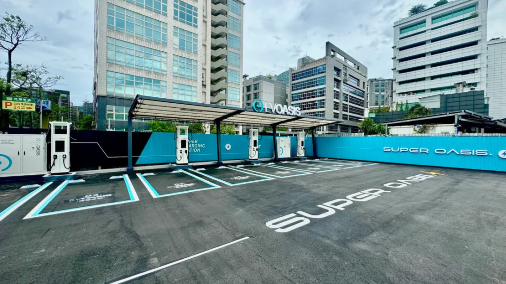 EVOASIS台北內湖再添新站!堤頂大道超級綠洲即將啟用,提供 360kW + 180kW 共 8 格快充車位。