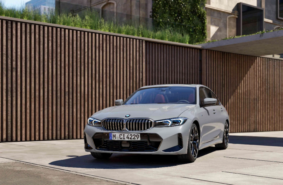 全新BMW 3系列豪華運動房車延續了經典長車頭、短前懸的設計，以靈活的設計筆觸勾勒出雙肋直柵式水箱護罩，搭配兩側的光型變化智慧LED頭燈，倒L型日行燈與燈組內的藍色飾條交織出全新BMW 3系列不容錯認的銳利目光