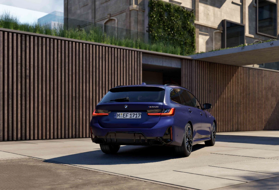 全新BMW 3系列Touring展演出強大的機能性與靈活空間表現，不僅具備最高可擴充至1,510公升的後行李廂容積，搭配402040分離可傾倒後座椅背、後廂安全分隔網、行李廂捲簾、電動尾門啟閉系統以及BMW獨家的獨立開啟式後擋玻璃與後廂底板自動止滑功能，彈性十足的空間運用輕鬆滿足車主各種需求