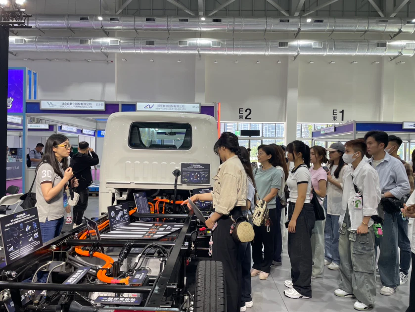 中華汽車受邀參加2025亞太智慧商業物流展,並以「低碳智慧運輸新解方」為主題展出兩款自主研發電動商用車