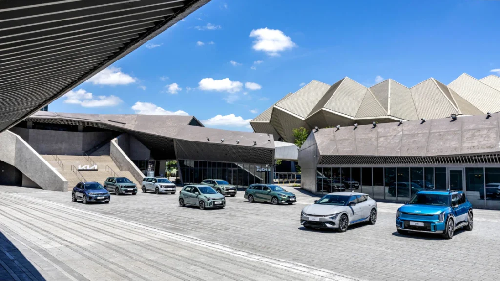 台北流行音樂中心戶外廣場盛大展出 Kia 全車系產品陣容,持續展現深耕台灣市場的承諾。