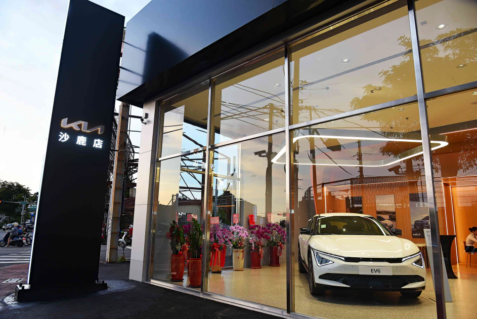 Kia台中沙鹿3S展示中心座落於台灣大道七段，鄰近沙鹿火車站及三井台中港購物中心，占地340坪的空間提供Kia乘用及商用車全車系的服務及維修。