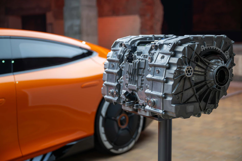 首度導入三具緊湊型軸向磁通馬達，創下超過 1,360hp 的驚人輸出