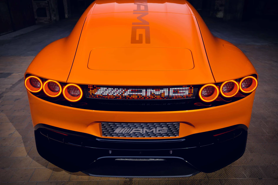 六組紅色圓形尾燈與主動式氣壓尾翼呼應 AMG ONE 的設計語彙