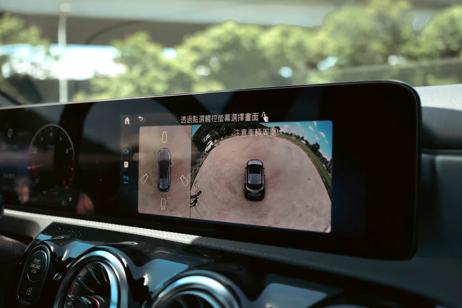 標配智能停車輔助含 360 度環景攝影，讓您輕鬆掌握車輛周圍環境