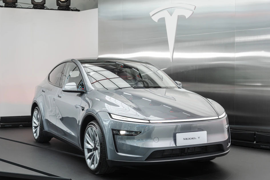 全新 Model Y 車輛設計以Cybertruck 為靈感，導入全新銳角車頭造型與一體式日行燈