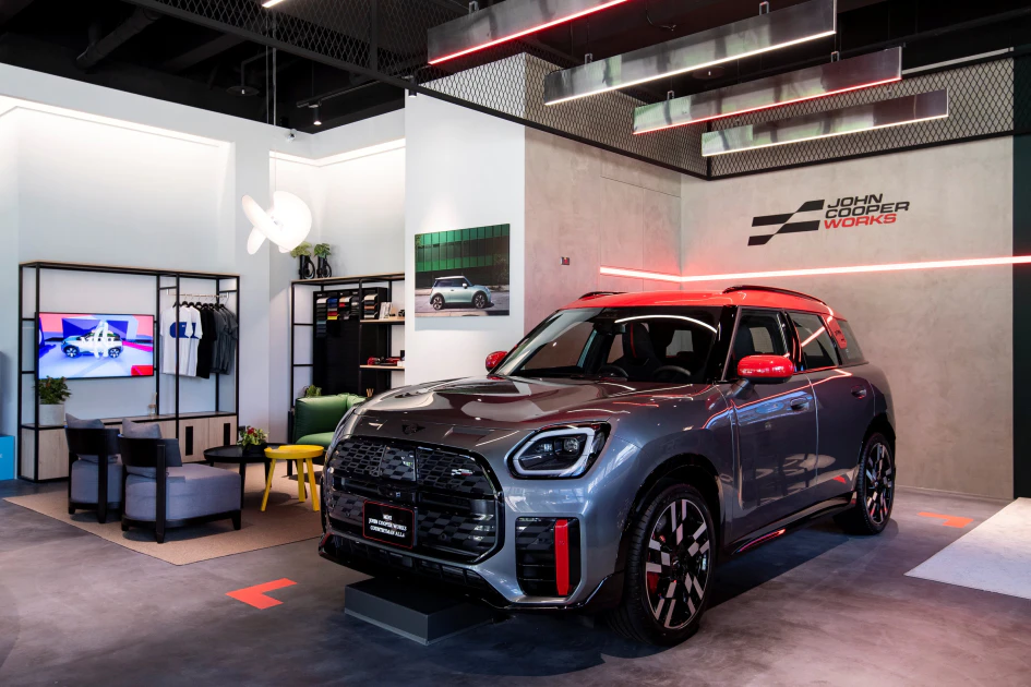 MINI John Cooper Works專屬賞車空間，展現MINI JCW高性能車款的熱血風格與賽道基因