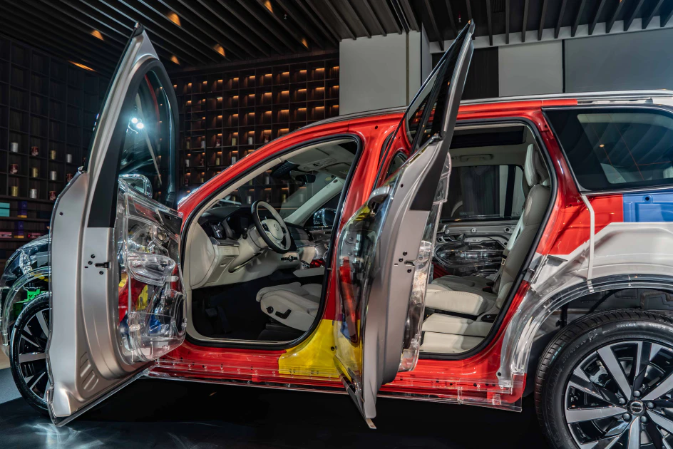 作為 VOLVO 豪華旗艦 LSUV 頂級車款，透過 The New XC90 透明結構概念車能一目瞭然其六條縱向骨架（A 柱、B 柱與 C 柱）與六條橫向鋼樑交織成 3D 立體棋盤結構，打造出堅若磐石的籠型車體設計。