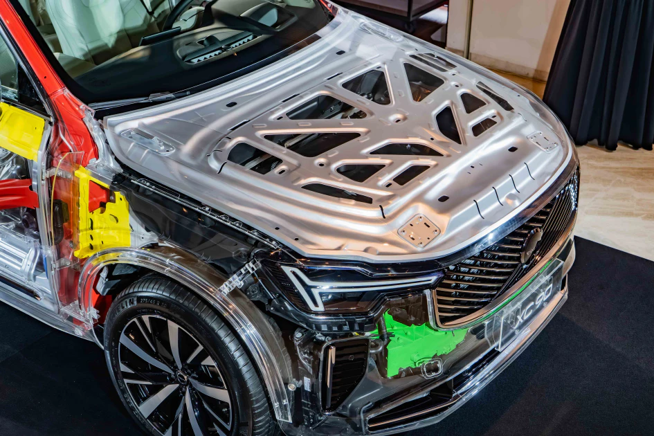 The New XC90 以不同等級的鋼材設計出具有彈性的潰縮區，在事故發生時，透過鋼材不同帶來預設的形變與能量傳遞，有效吸收並分散撞擊能量達到保護乘客安全。