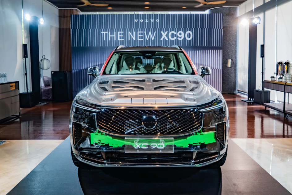 透過 The New XC90 透明結構概念車的展示，以清晰可見的紮實鋼骨佈局，實際呈現 VOLVO 對被動防護無微不至的信念與執著，打造出為全車三排、七個座位上的每位心愛的家人著想的豪華大型休旅旗艦。