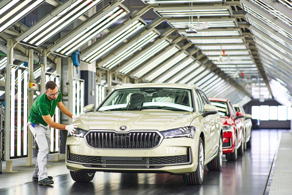 「從細節成就卓越」——Škoda 於Superb生產線，品質技師在新世代Superb完成生產後執行品質檢查。憑藉對設計與製造精度的堅持，Škoda不斷深化品牌核心『Human Touch』，讓每一輛車都體現以人為本的高品質精神。
