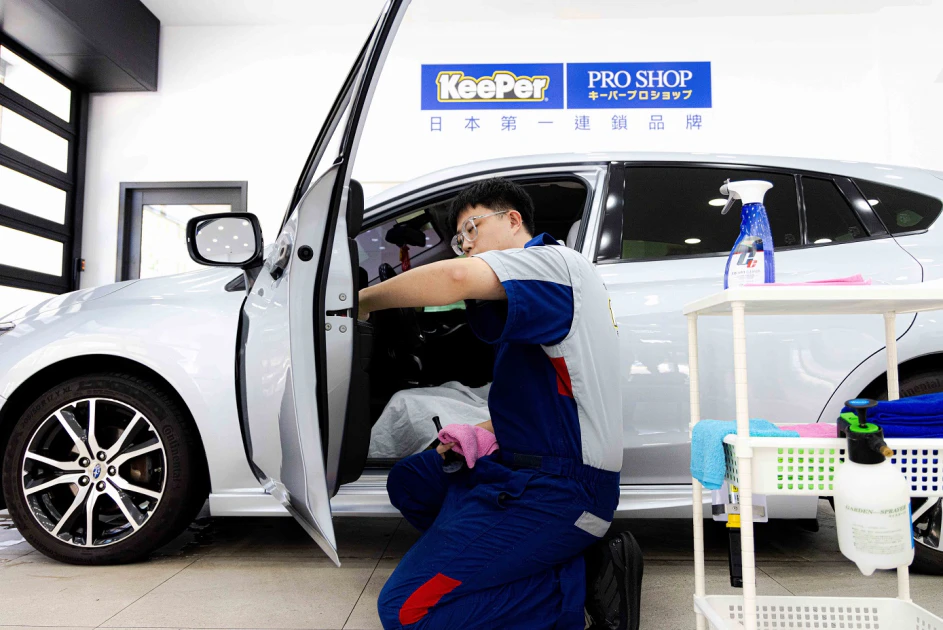 採用與日本KeePer 相同的專屬纖維抹布，依車身不同區域劃分四種不同顏色材質，避免傷害車輛，實現極致清潔的日式職人精神