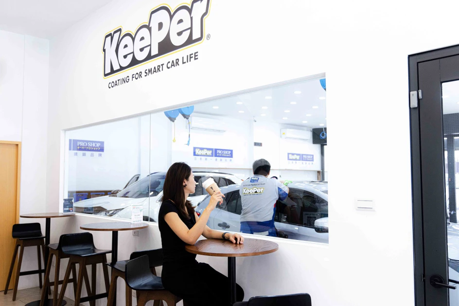 KeePer PRO SHOP亞灣店依循一貫的明亮寬敞日式風格，規劃專屬客休室，顧客可透過玻璃窗欣賞技師的精湛施工，讓洗車鍍膜化身一場視覺饗宴