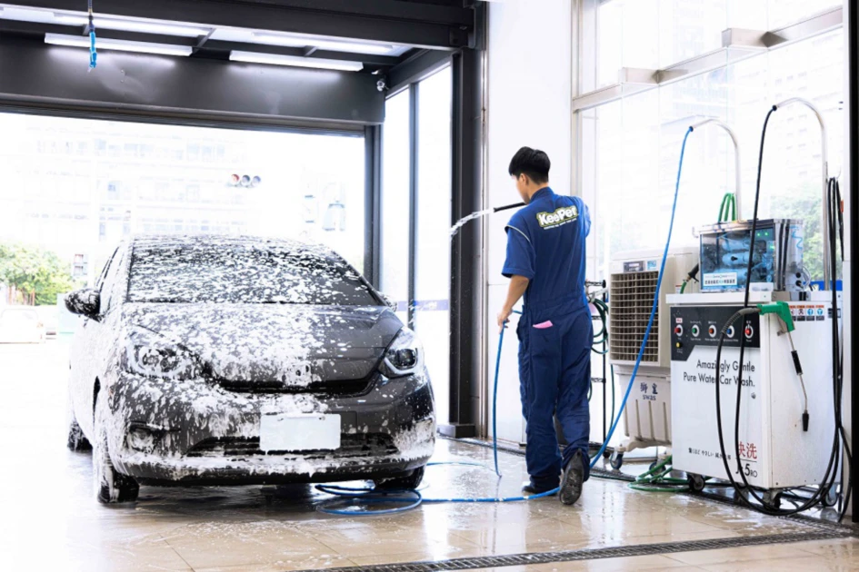 KeePer PRO SHOP洗車全程採用來自日本的RO逆滲透純水設備，有效減少水垢與礦物質殘留，確保車身光潔如新