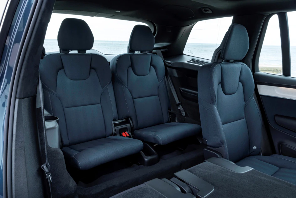 The New XC90 提供標準三排七人座空間
