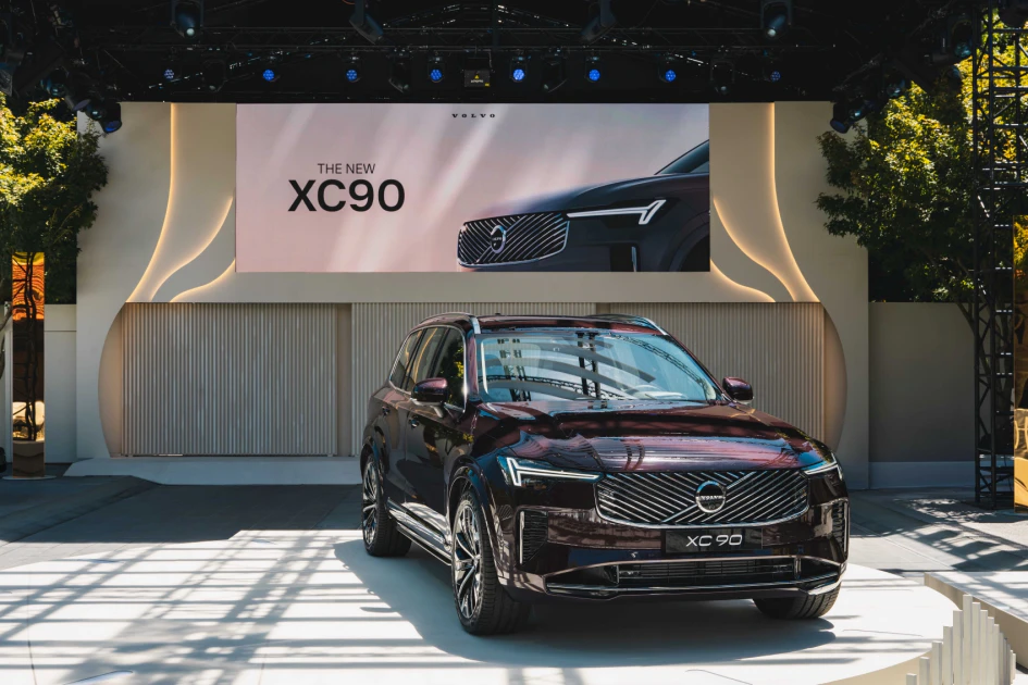 時至 2025 年，全方位成熟的 XC90 再次迎來包含豪華外型、北歐質感、智慧車機、智駕科技、動力底盤與頂級安全的全面進化，給予喜愛七人座豪華休旅買家更無微不至的頂尖享受與先進科技。