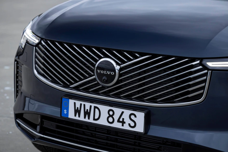 The New XC90 以頂級精品的編織語彙，鑄造菱層紋設計鍍鉻水箱護罩