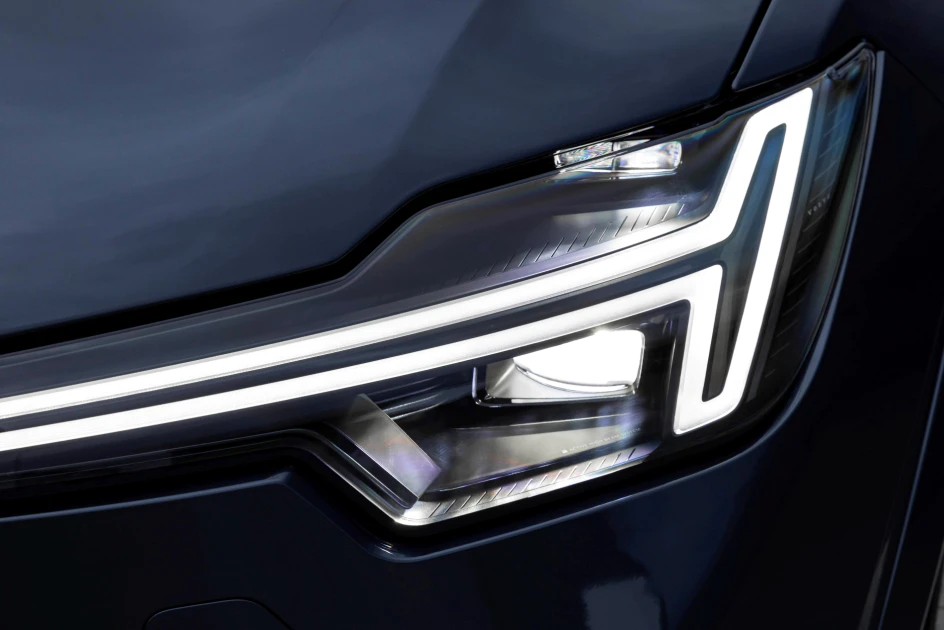 The New XC90 前視造型在 Matrix LED 矩陣式頭燈加持下更具備先進科技感