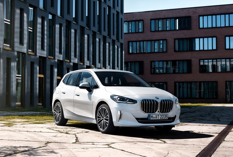 全新BMW 2系列Active Tourer豪華運動跑旅，充滿動感風格與現代幾何美學的設計語彙，更提供全面且完整的安全輔助，為駕馭過程打造強大的安全後盾，凡於本月完成交車領牌，即可尊享3年4萬公里原廠保養套裝，讓車主安心啟程無後顧之憂，同時提供多元靈活的入主選擇，包括100萬元60期0利率專案，或低月付5,900元起分期購車優惠，另也提供3年租賃禮遇方案，輕鬆實現駕馭夢想